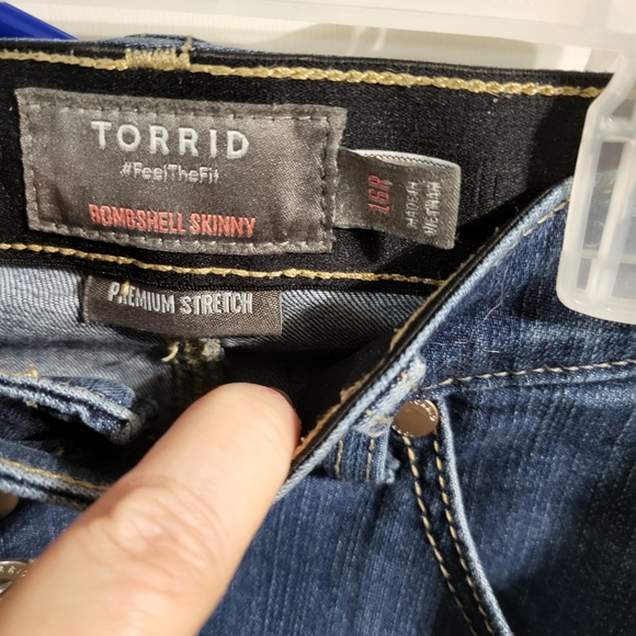 WOMANS TORRID CROPPED SKINNY JEANS SZ 16P - Picture 4 of 9